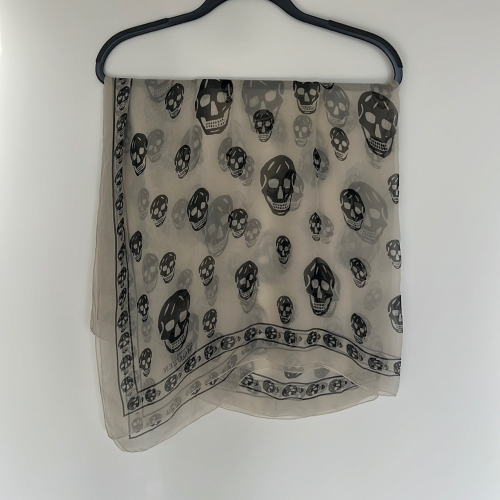 Alexander McQueen Classic Silk Blend Skull Scarf in Ivory/black